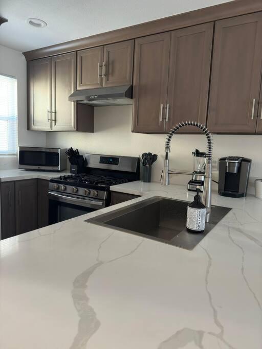 Modern Retreat 1 Mi. From Disney Anaheim Exteriör bild